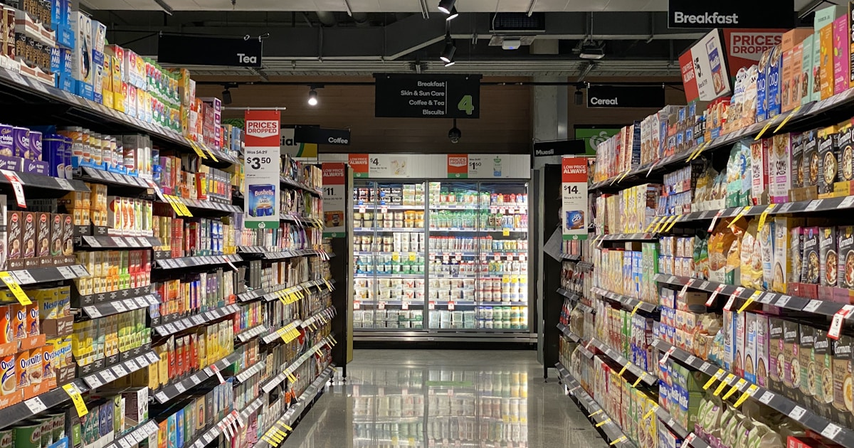 Intérieur d'un Migros Outlet avec rayons d'articles à prix réduits
