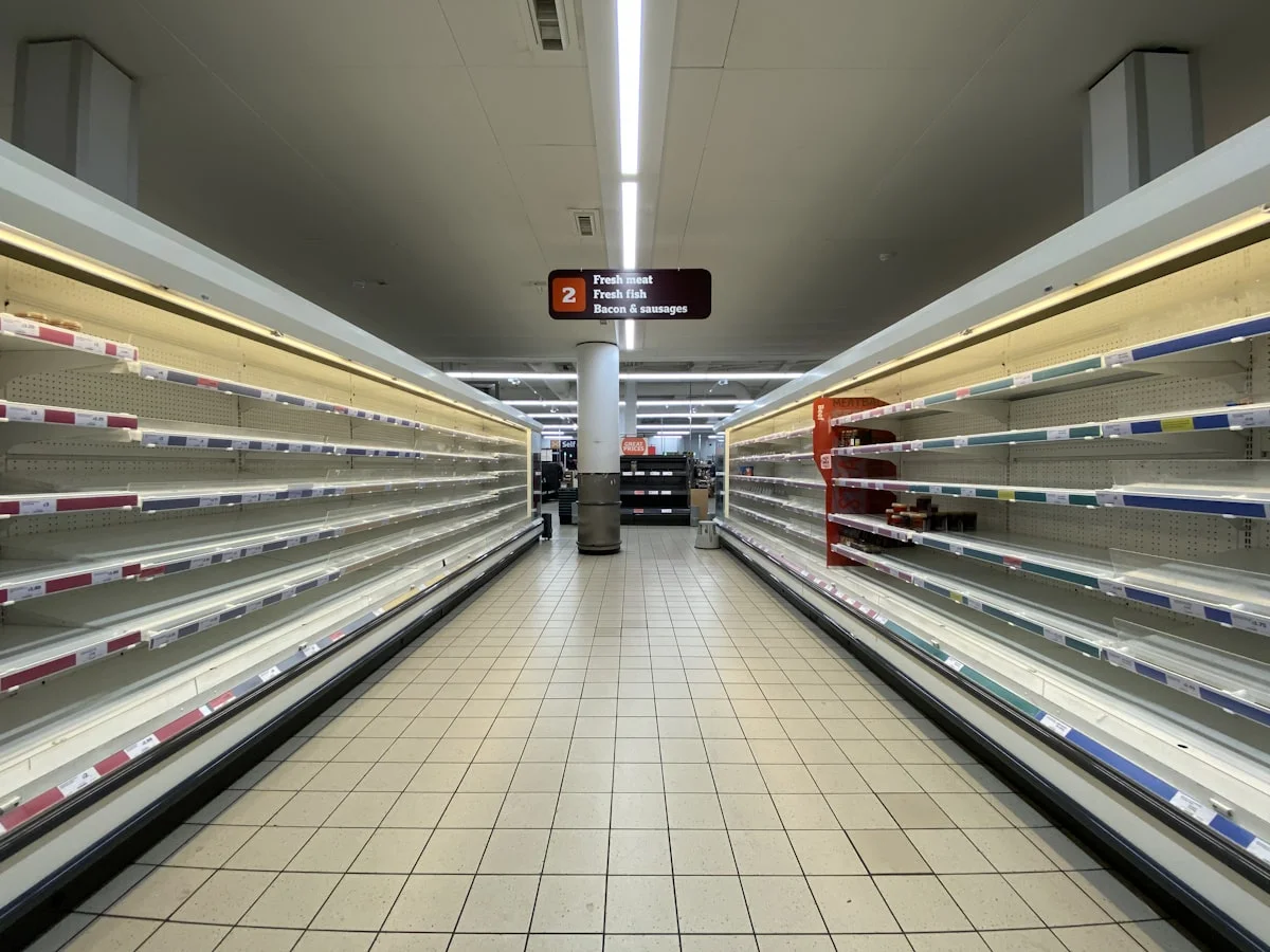 Corsia di un supermercato con prodotti scontati e cartelli promozionali
