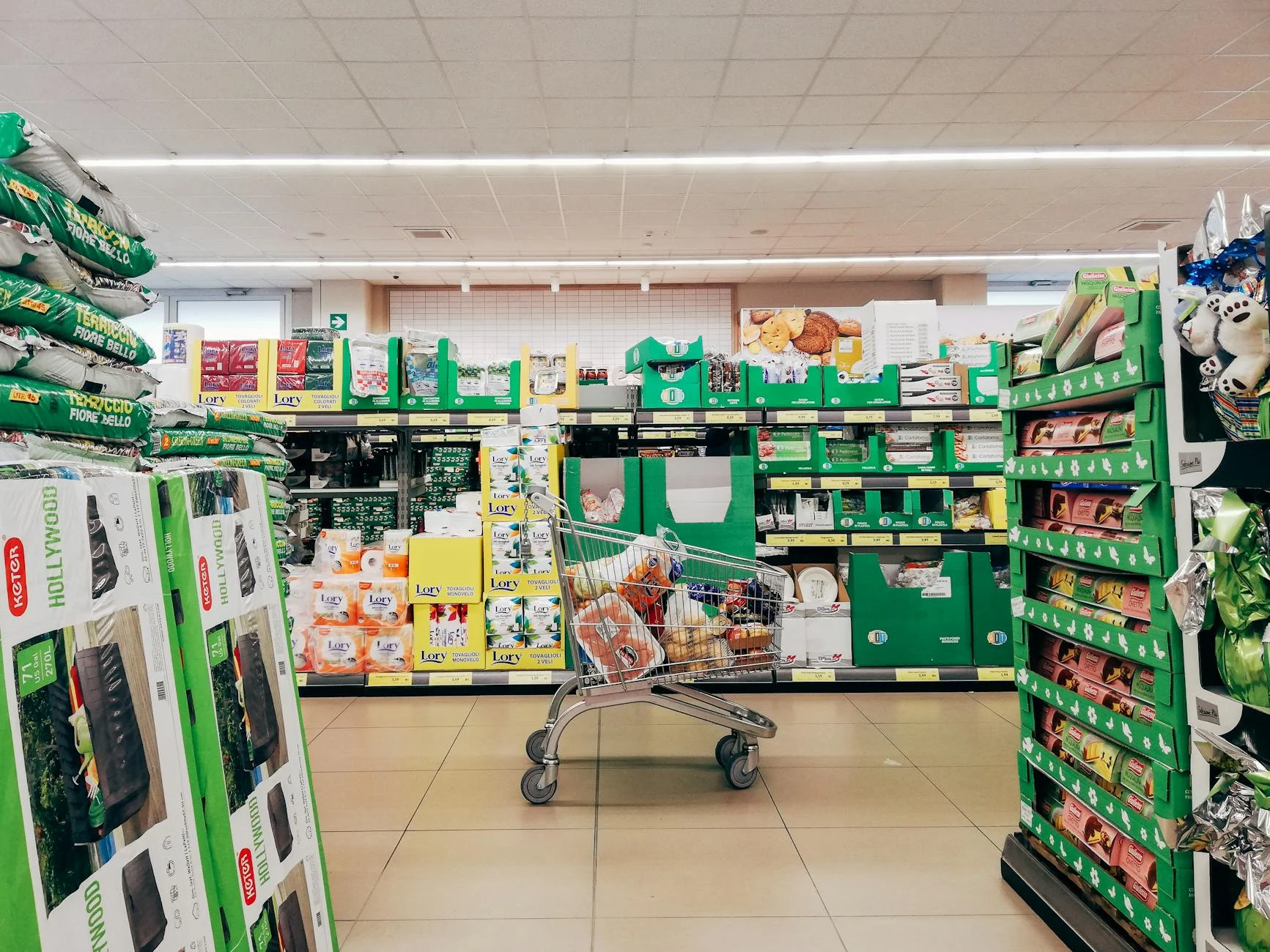 Confronto fra supermercati svizzeri: scaffale con prodotti Migros e Coop